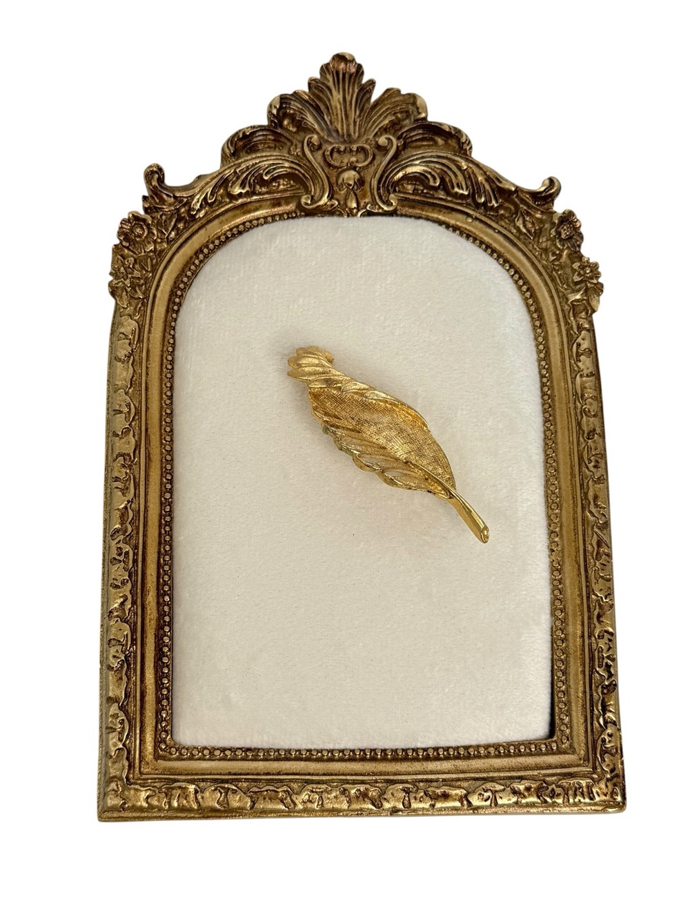 vintage Gerry's textured gold-tone leaf feather brooch pin mid-century